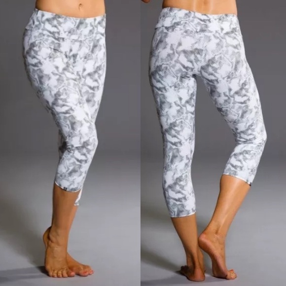 NWT! Onzie Yoga Graphic Capri leggings in Jedi Print - Picture 1 of 4